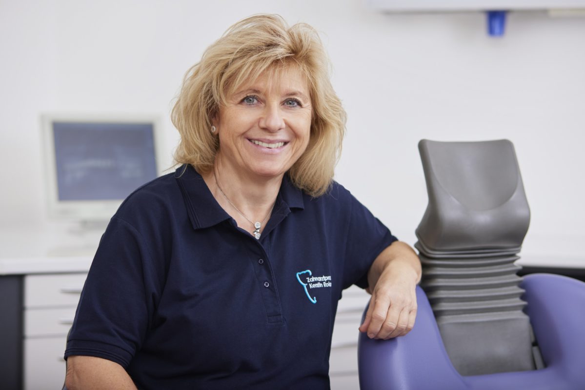 Kerstin Roland im Behandlungszimmer der Zahnarztpraxis Mannheim